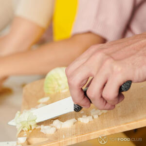 Бросаем лук к мясу