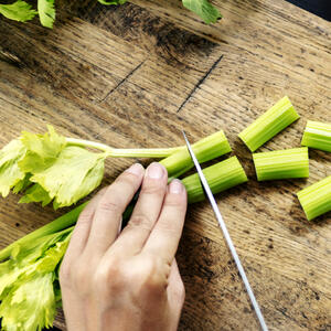 Режем сельдерей
