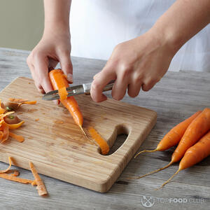 Очистите морковь