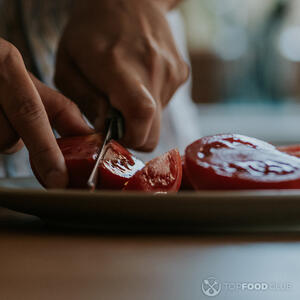 Режем помидор