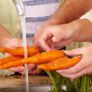 Моем морковь