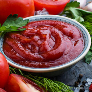 Кладем кетчуп