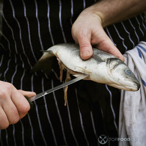 Разрезаем рыбу