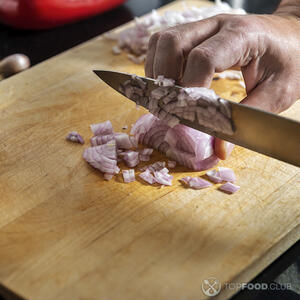 нарезает репчатый лук