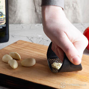 давит чеснок