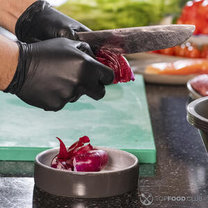 чистит репчатый лук