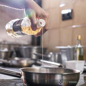 наливает масло