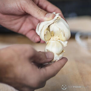 разделяет чеснок