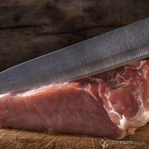 нарезает свинину