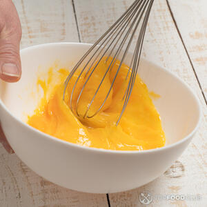 Взбиваем яйцо