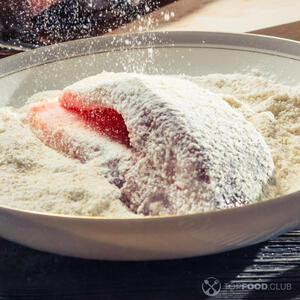 Обваливаем рыбу в муке