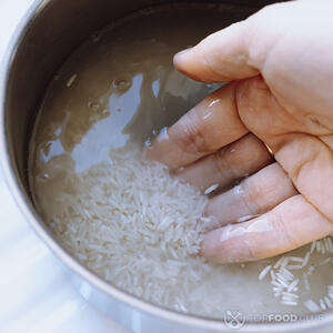 промывает рис