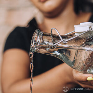 наливает воду