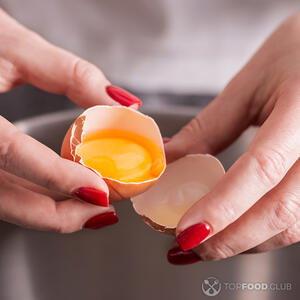 Отделяем белки от желтков