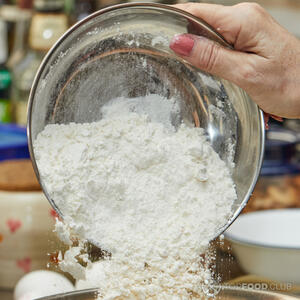 Высыпаем муку