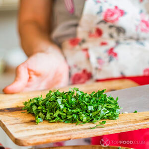 Высыпаем петрушку