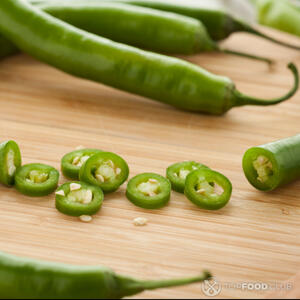 нарезанный зеленый перец чили