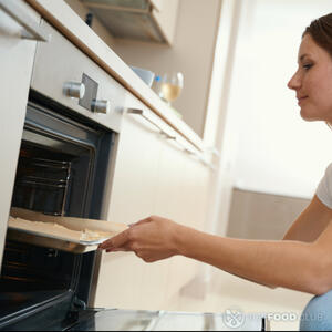 поставить противень в духовку