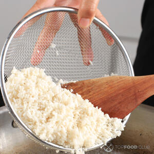 Высыпаем рис