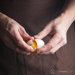 Разбиваем яйцо