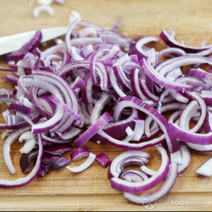 нарезать красный лук кольцами