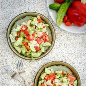 нарезанные огурцы и помидоры