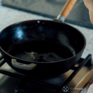 Ставим сковороду