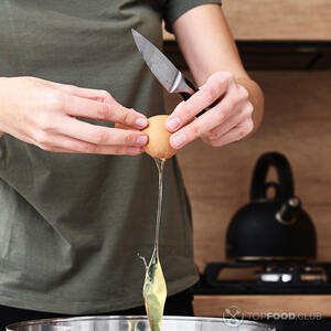 Разбиваем яйцо