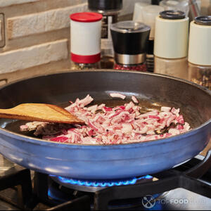 жарить красный лук