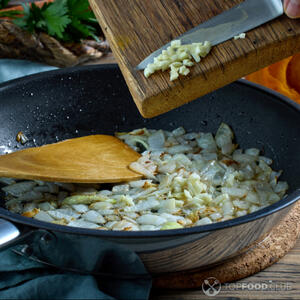 добавить чеснок