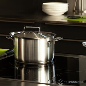 кускус в кастрюле под крышкой