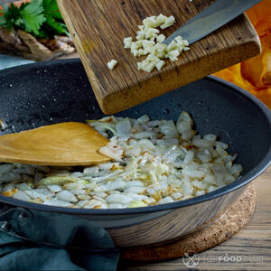 жарить лук и чеснок