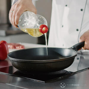 Наливаем масло