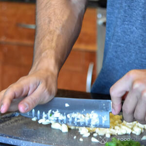 Режем чеснок