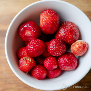 клубнику чистить