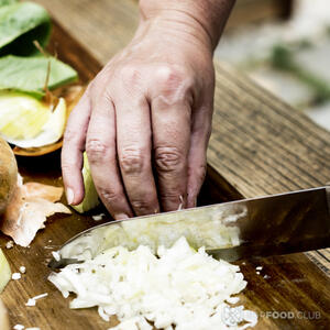 нарезает репчатый лук