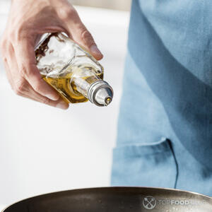 наливает масло