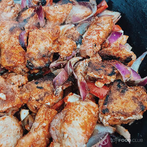 Жарим лук с мясом