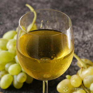 Наливаем вино