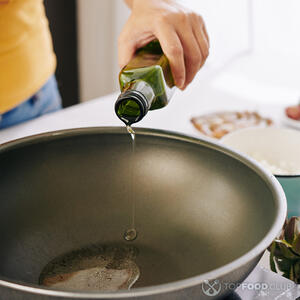 Наливаем масло