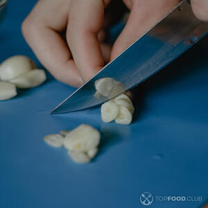 Измельчаем чеснок