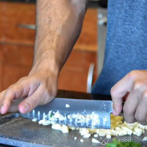 Режем чеснок