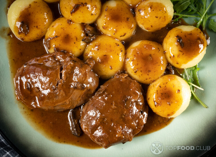 2023-06-20-yr4pfs-traditional-german-braised-pork-cheeks-with-mushrooms