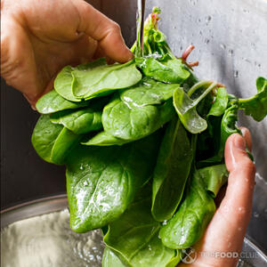 мыть шпинат