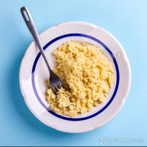 перемешать кускус вилкой