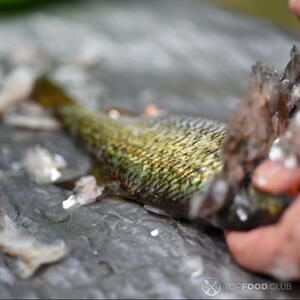 Почистить рыбу от чешуи