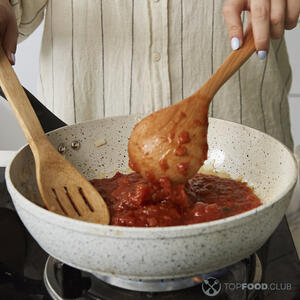 готовит томатную пасту