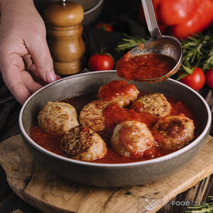 поливает тефтели