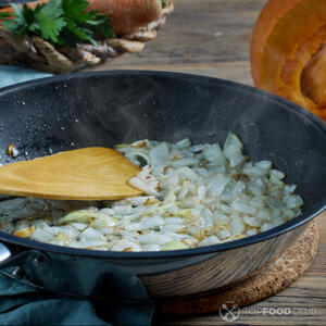 обжарить лук