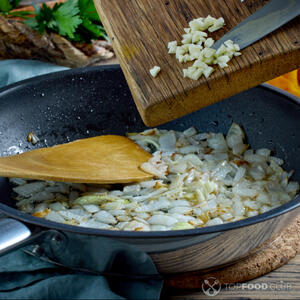 добавить чеснок